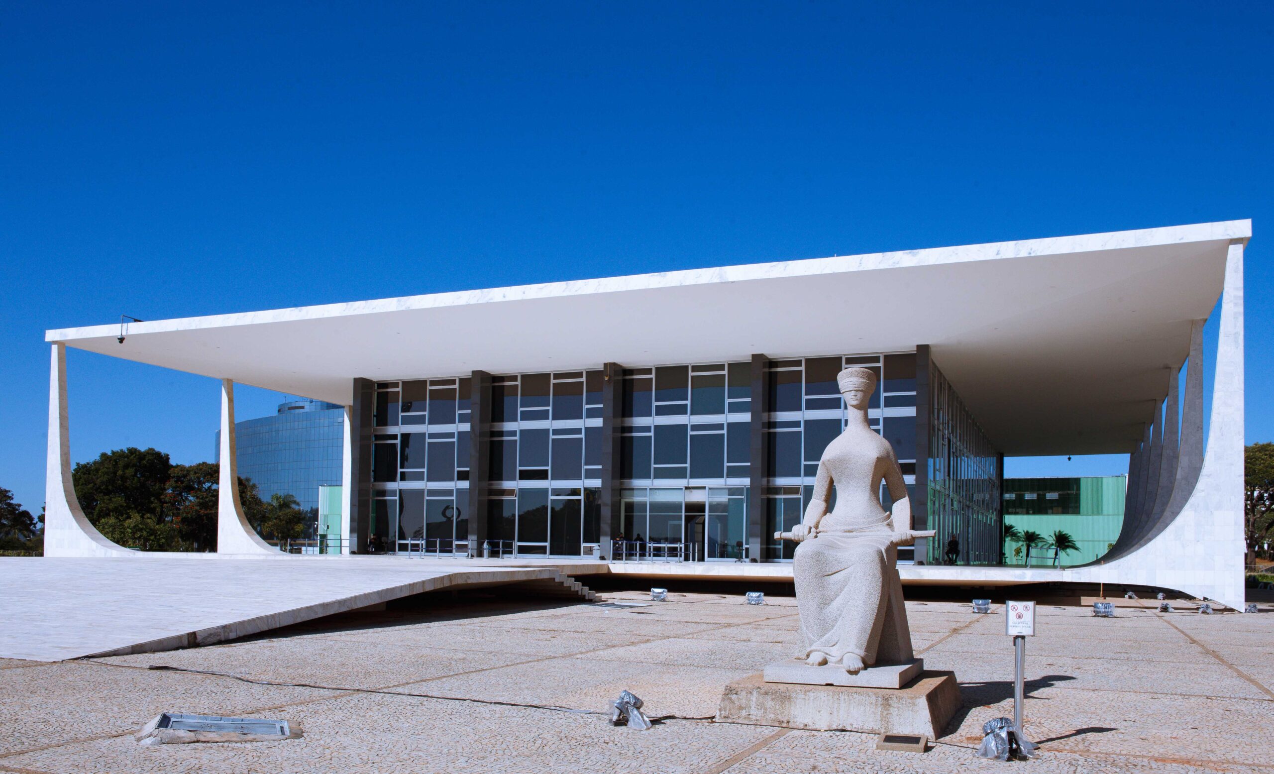 Advogados da Premium Advogados em reunião profissional