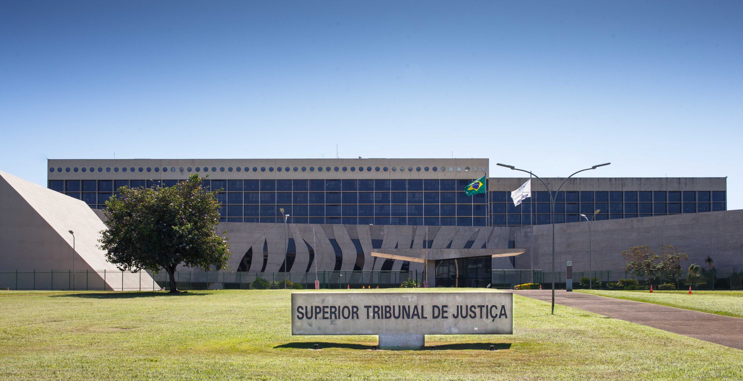 Equipe jurídica da Premium Advogados em escritório moderno